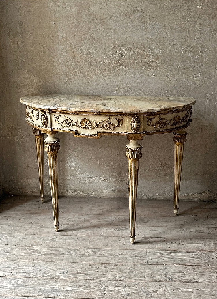 Console demi-lune de manufacture italienne du XIXe siècle,