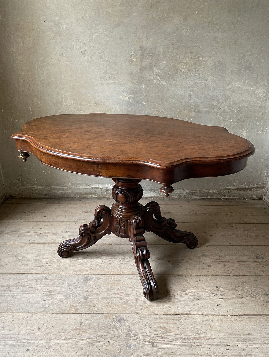 Table ancienne “en biscuit” style Louis-Philippe en acajou
