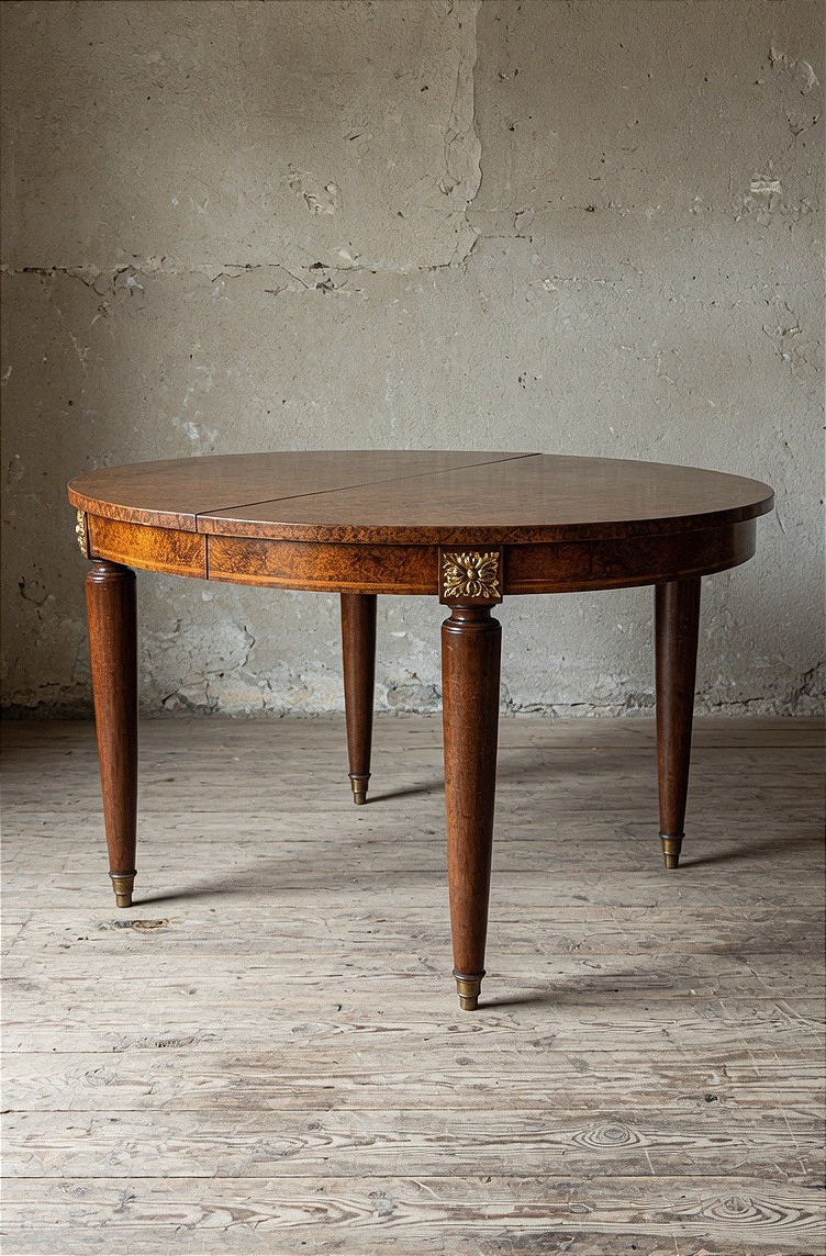 Table ovale extensible datant de la fin du XIXᵉ siècle