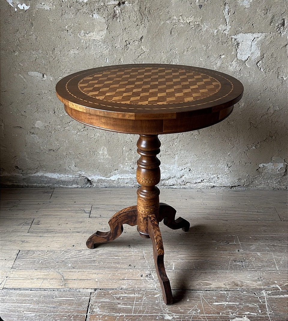 Table sorrentine ronde en noyer massif fin du XIXe siècle