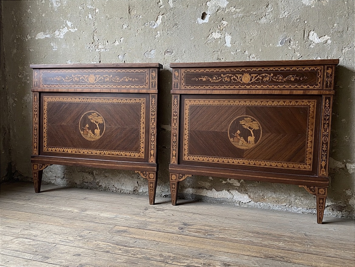Lit de style Louis XVI réalisé en bois avec de raffinées marqueteries décoratives.