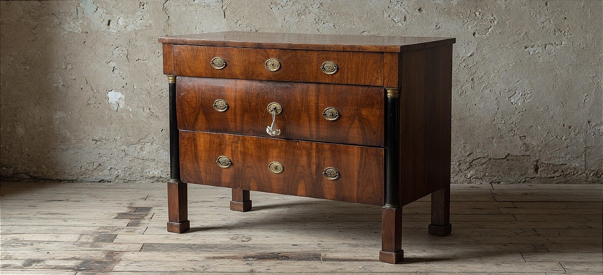 Commode Empire à trois tiroirs, Italie, région d’Émilie, XIXe siècle.