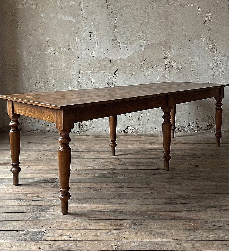 Table de ferme française du début du XXe siècle.