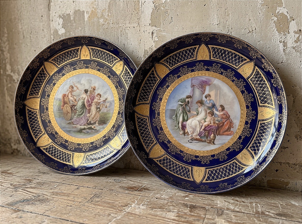 Paire d’assiettes en porcelaine autrichienne, fin du XIXe – début du XXe siècle
