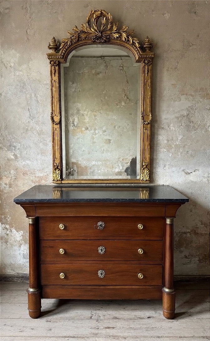 Commode Empire italienne du XIXe siècle, réalisée en noyer de grande qualité.