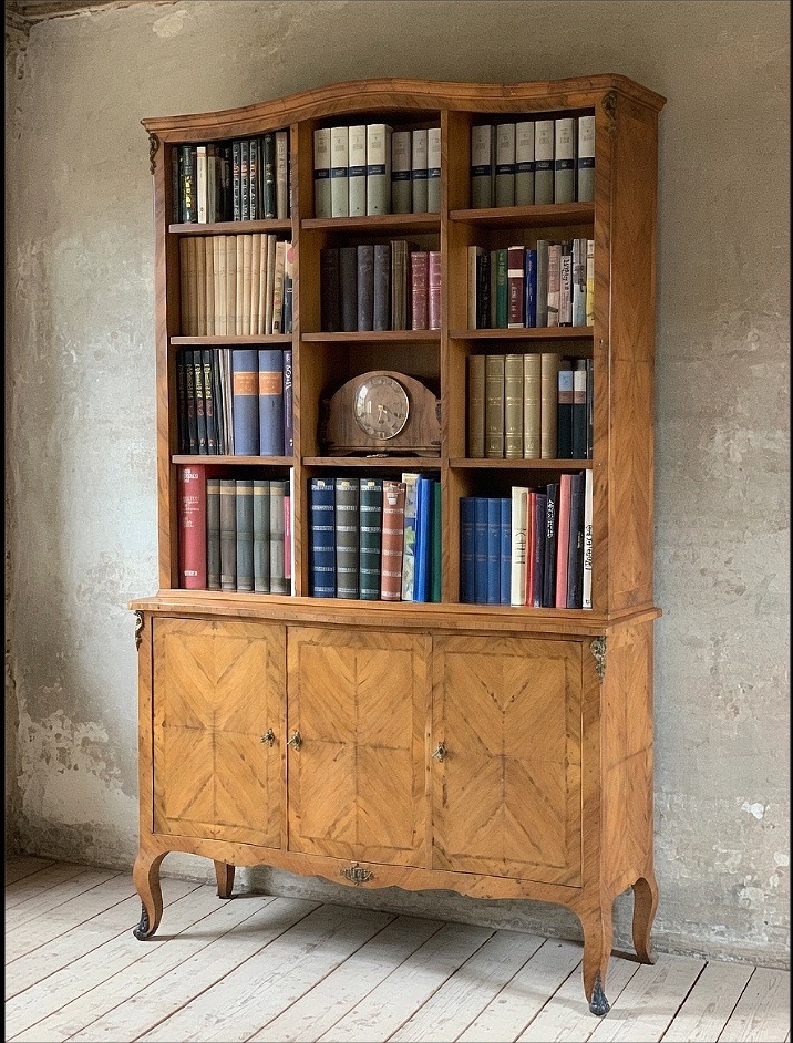Bibliothèque à trois portes en bois de noyer, de fabrication française du début du XXᵉ siècle.
