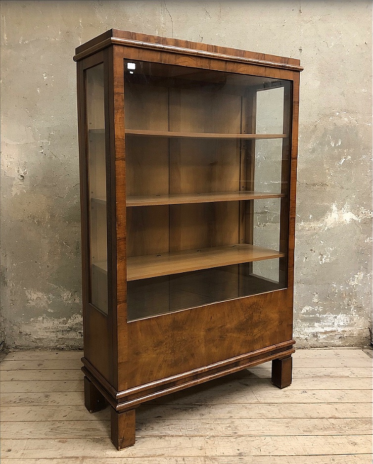 Biedermeier Bookcase/display Cabinet In Fine Walnut Burl, First Half Of The 19th Century.