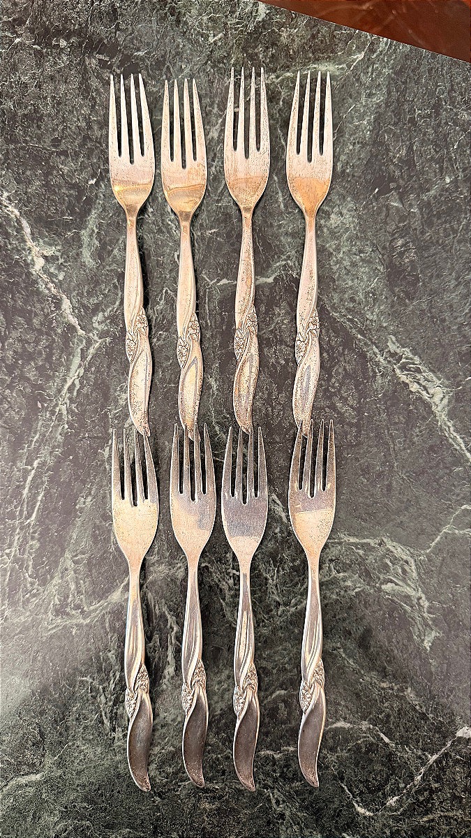 Ensemble de huit fourchettes de table modèle "Lake Louise" de la prestigieuse maison Northumbri