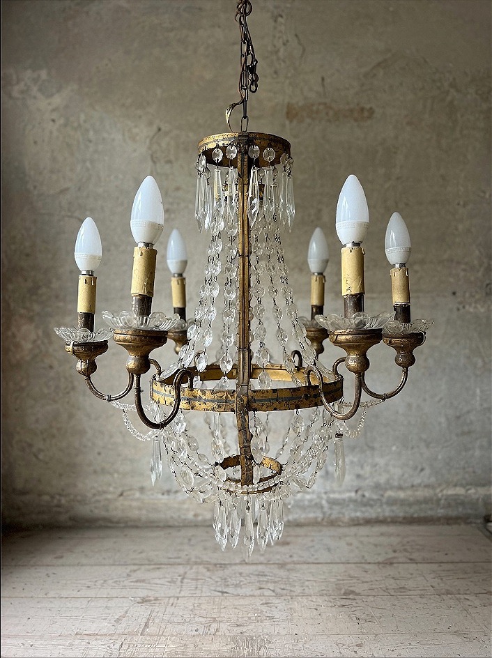 Lustre à pampilles en cristal à six lumières, daté du milieu du XIXᵉ siècle. 