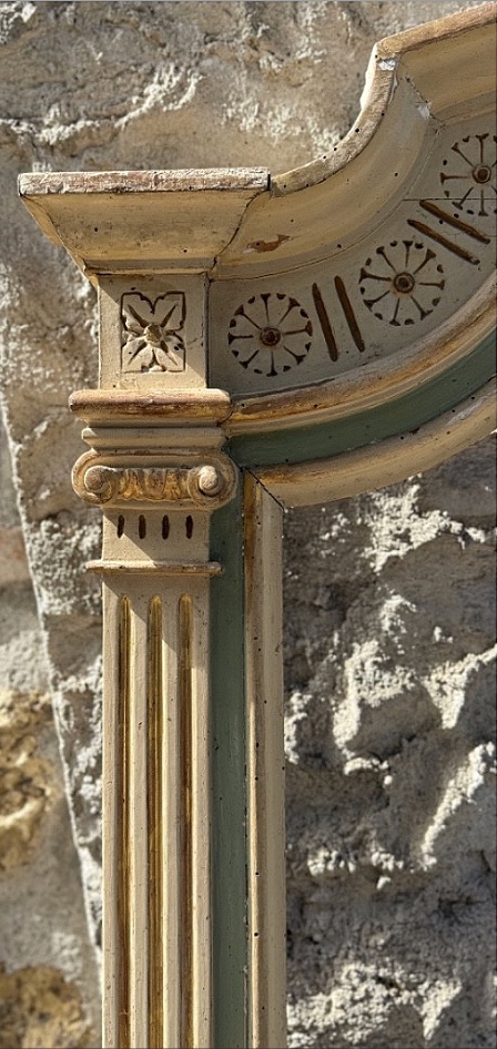 Encadrement de miroir de style Louis XVI, en bois sculpté et laqué-photo-2