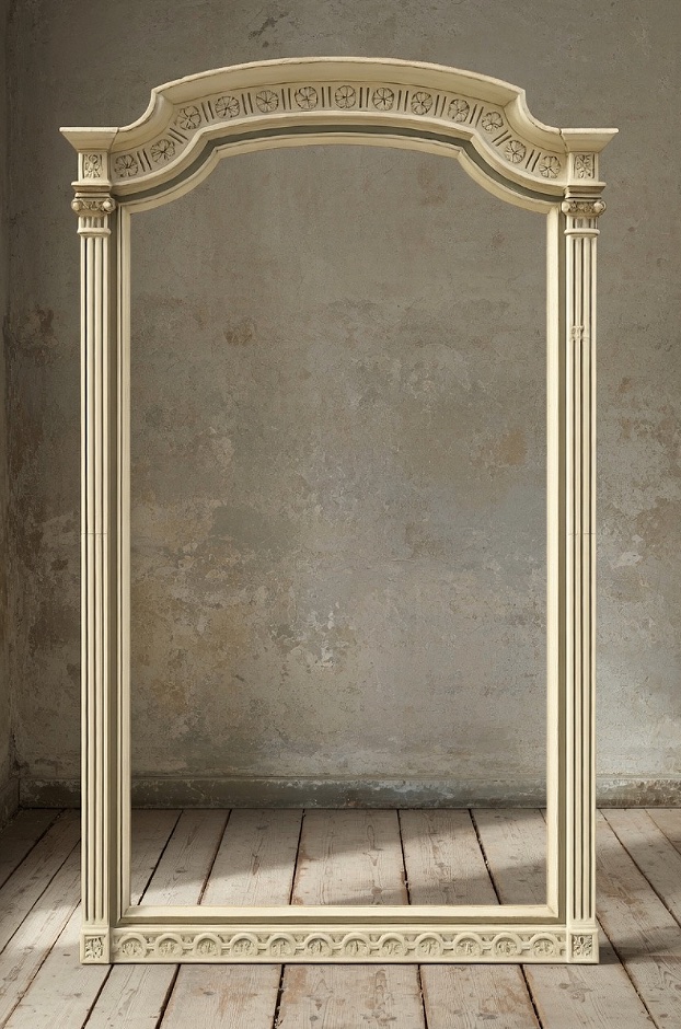 Encadrement de miroir de style Louis XVI, en bois sculpté et laqué