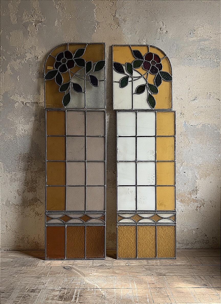 Paire de vitraux Liberty en verre coloré plombé, fin XIXe - début XXe siècle