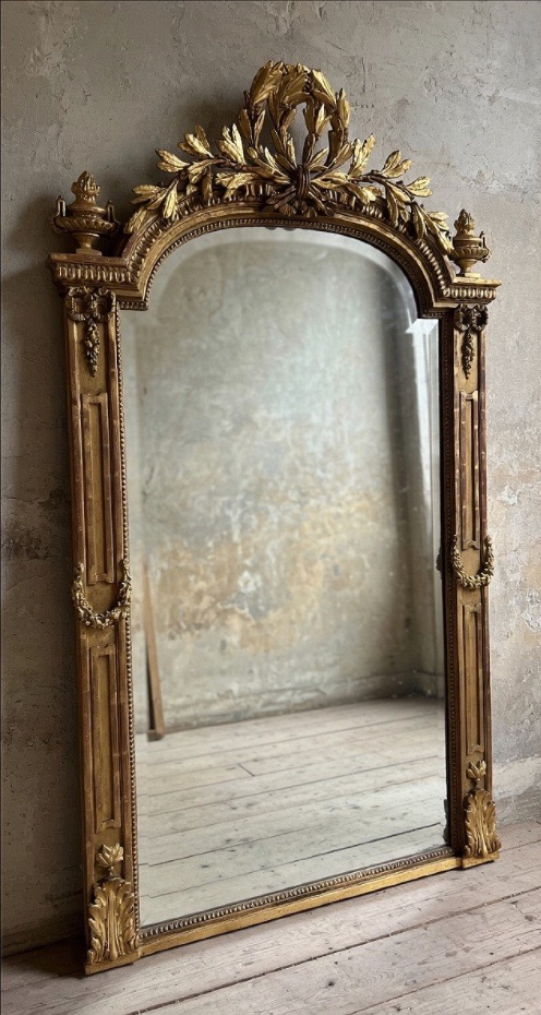 Glace de cheminée en bois sculpté et doré, réalisée dans le style Louis-Philippe XIX siècle
