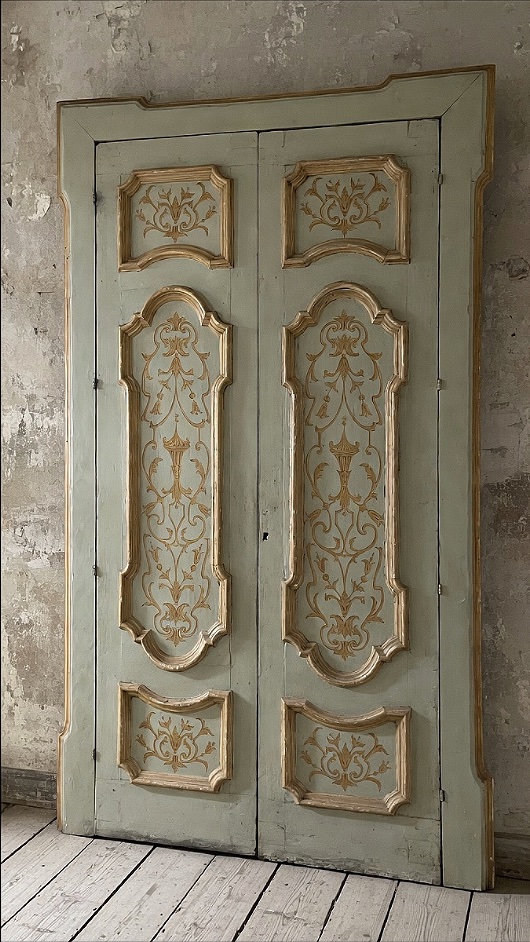 Porte ancienne avec chambranle et gonds d’origine, richement décorée, datant du XVIIIe siècle