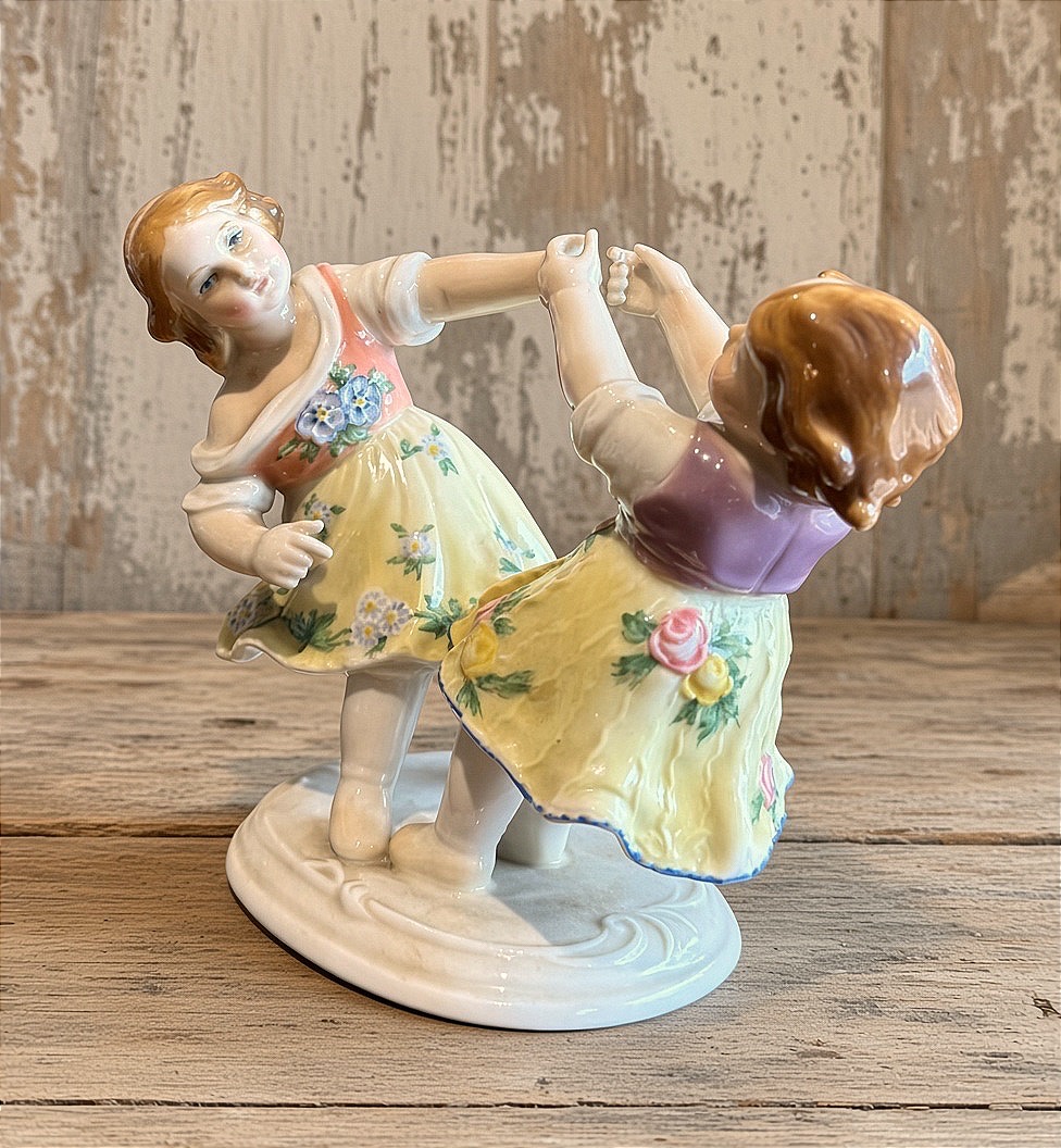 Statuette en porcelaine représentant deux jeunes filles, ENS, Rudolstadt, Allemagne, vers 1920