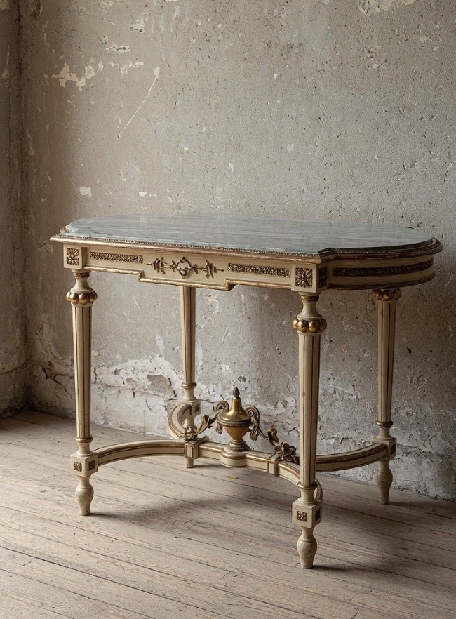 Console Louis XVI en laque et or avec plateau en marbre