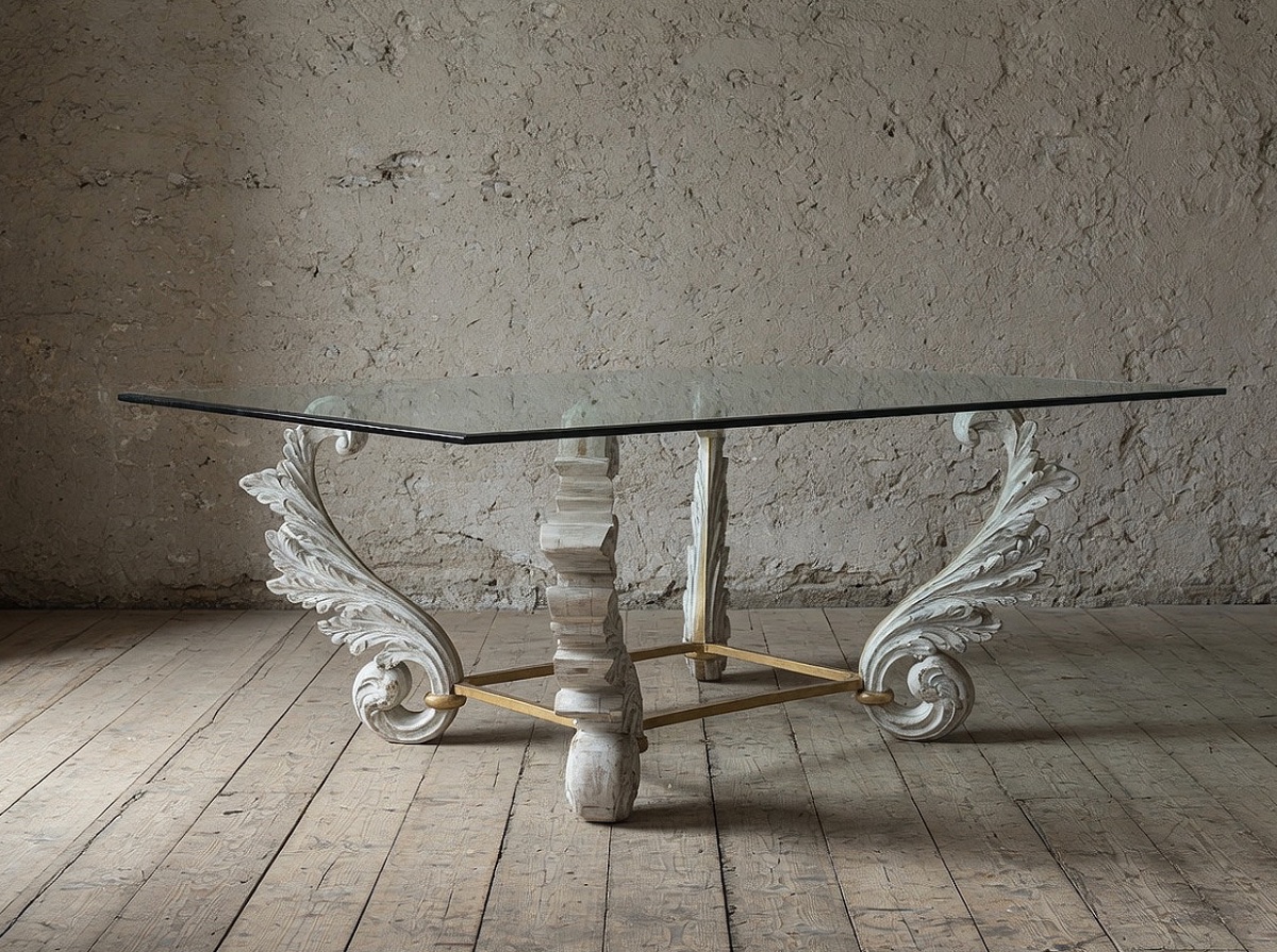 Table basse réalisée à partir d’authentiques ornements en bois sculpté du XVIIIᵉ siècle