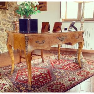 Bureau En Bois De Noyer Avec Trois Tiroirs, France Du Début Des Années 1900.