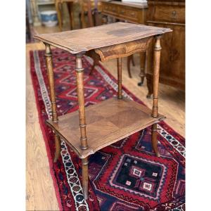 Table à ouvrage en noyer du XIXᵉ siècle avec marqueterie et quatre pieds tournés.