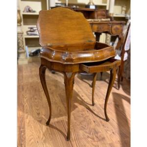 Élégant secrétaire des années 50 réalisé en noyer massif de grande qualité