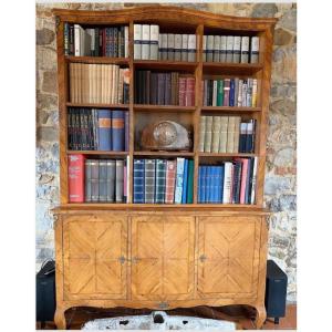 Bibliothèque à trois portes en bois de noyer, de fabrication française du début du XXᵉ