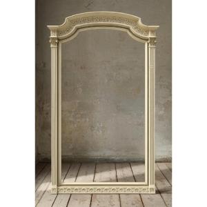 Encadrement de miroir de style Louis XVI, en bois sculpté et laqué