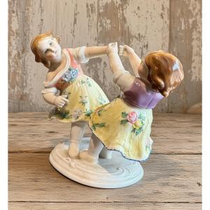 Statuette en porcelaine représentant deux jeunes filles, ENS, Rudolstadt, Allemagne, vers 1920