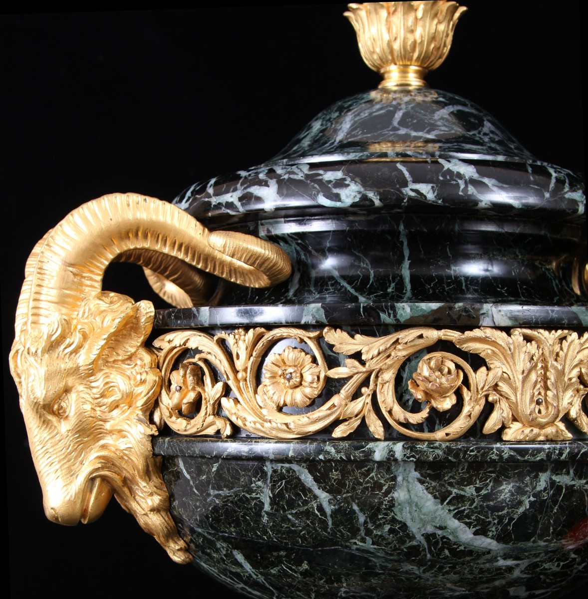 Grande paire de vases à couvercle en marbre Verde Tinos montés en bronze doré du XIX-photo-2