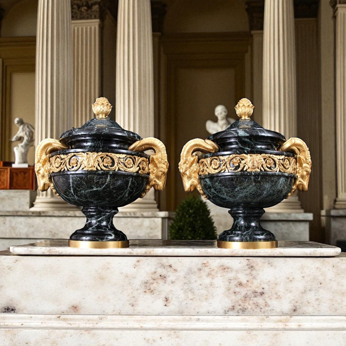 Grande paire de vases à couvercle en marbre Verde Tinos montés en bronze doré du XIX-photo-1