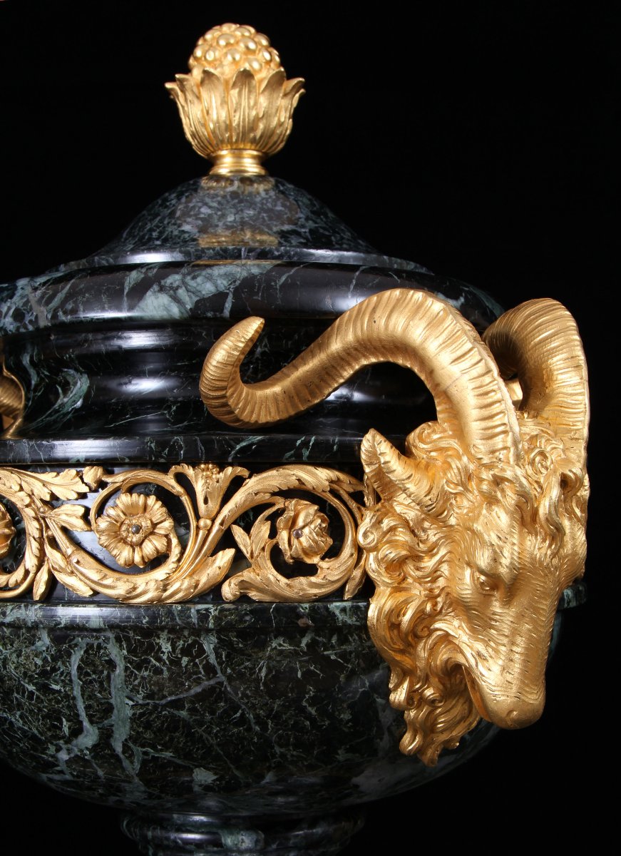 Grande paire de vases à couvercle en marbre Verde Tinos montés en bronze doré du XIX-photo-3