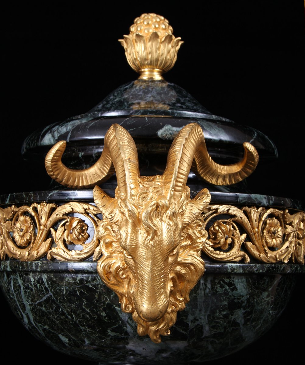 Grande paire de vases à couvercle en marbre Verde Tinos montés en bronze doré du XIX-photo-5