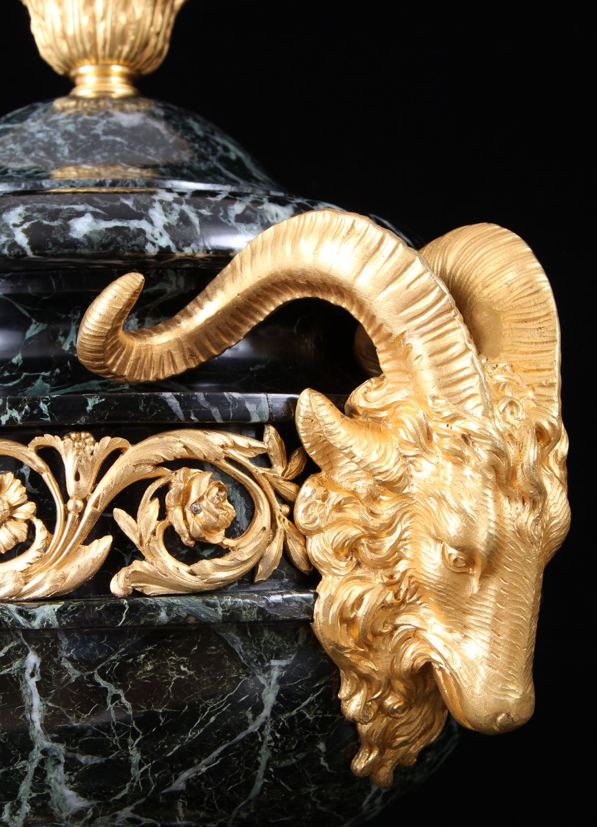 Grande paire de vases à couvercle en marbre Verde Tinos montés en bronze doré du XIX-photo-6