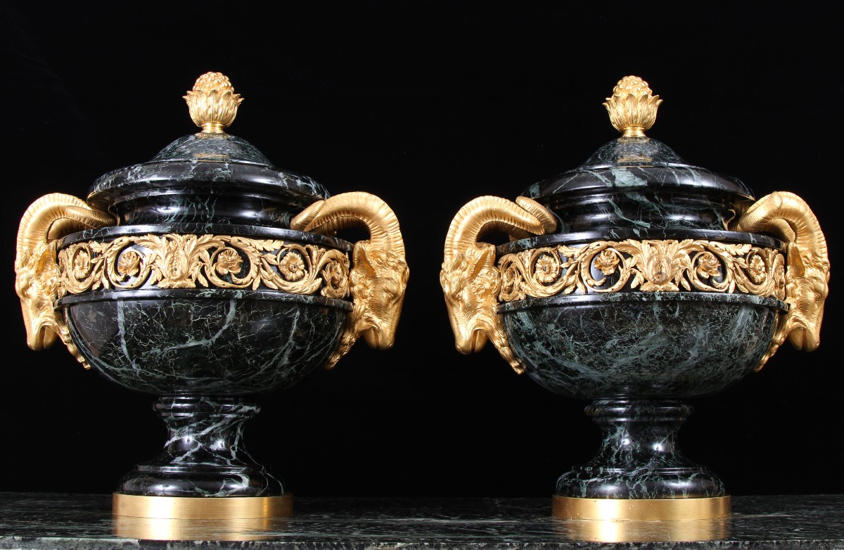 Grande paire de vases à couvercle en marbre Verde Tinos montés en bronze doré du XIX