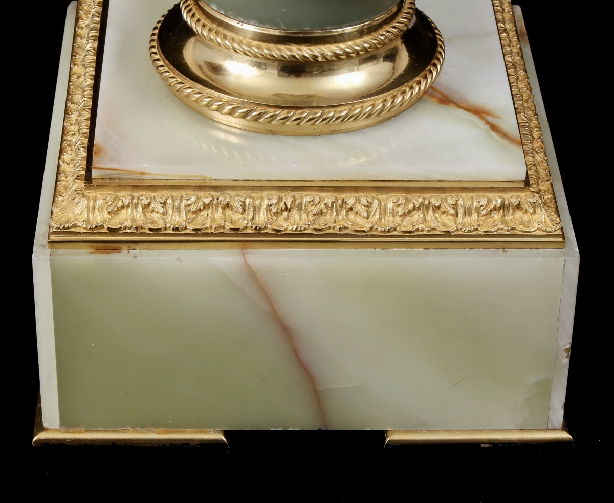 Piédestal en bronze doré et onyx calcédoine du XIXe siècle à la manière de Pierre Gouthière-photo-1