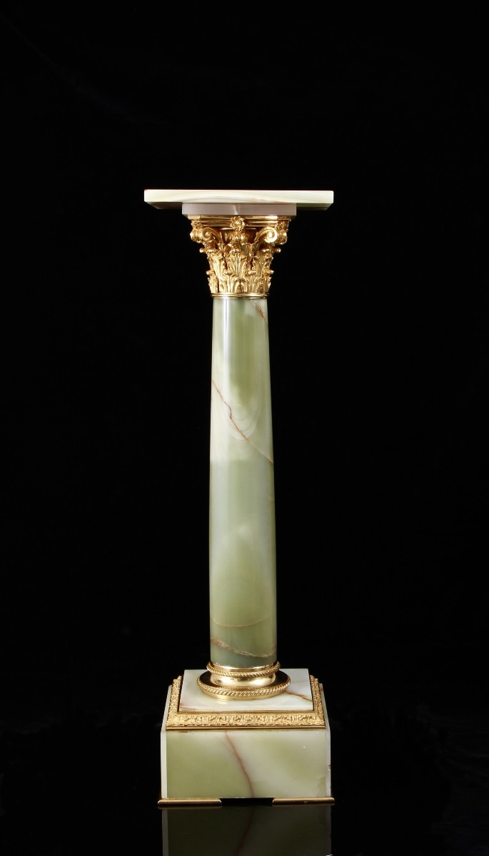 Piédestal en bronze doré et onyx calcédoine du XIXe siècle à la manière de Pierre Gouthière