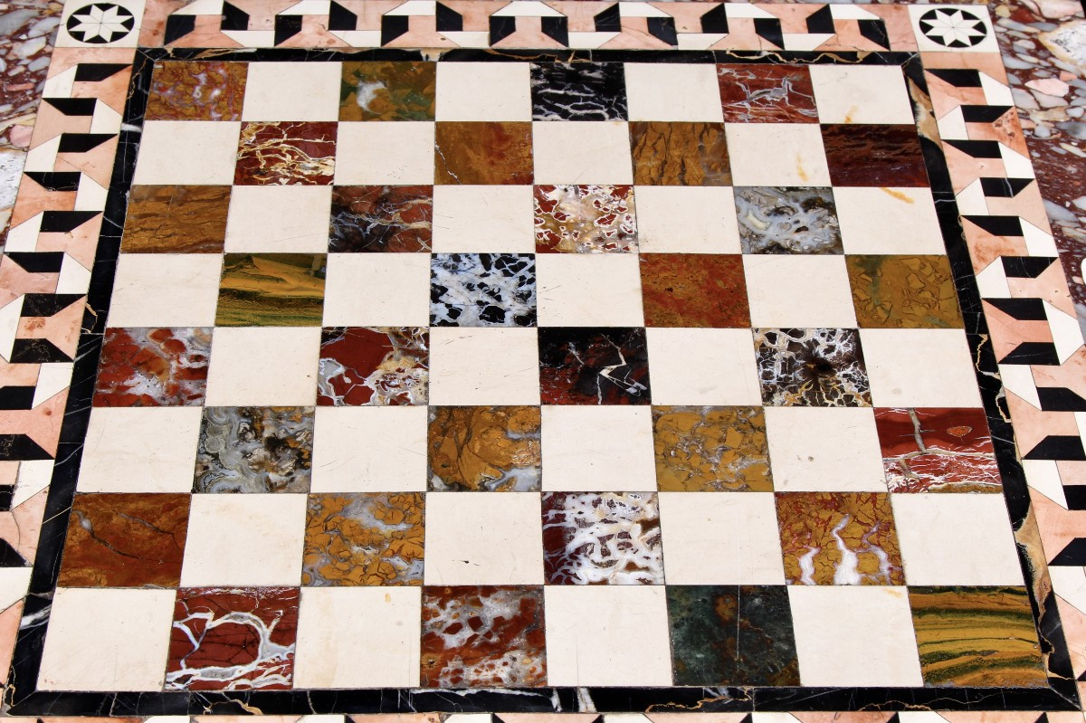 Plateau de jeux en jaspe sicilien et pierre dure du XIXe siècle