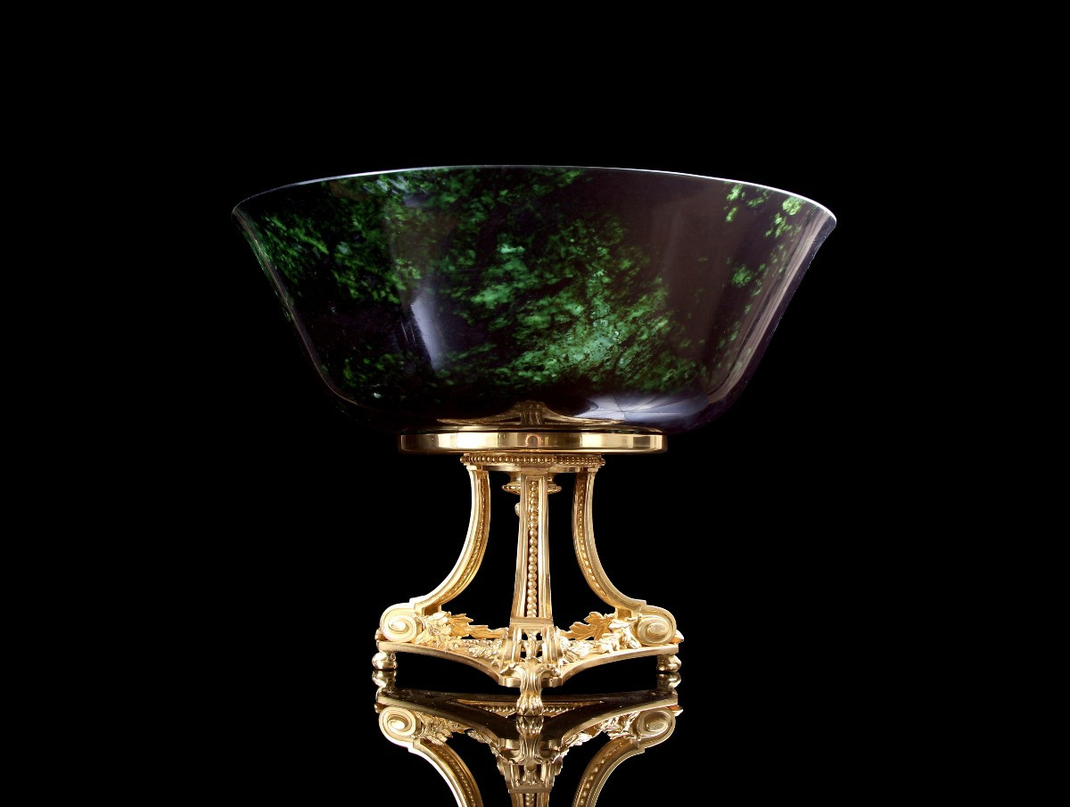 Grand bol en jade vert épinard d'époque Qing sur support en bronze doré par Henri Picard