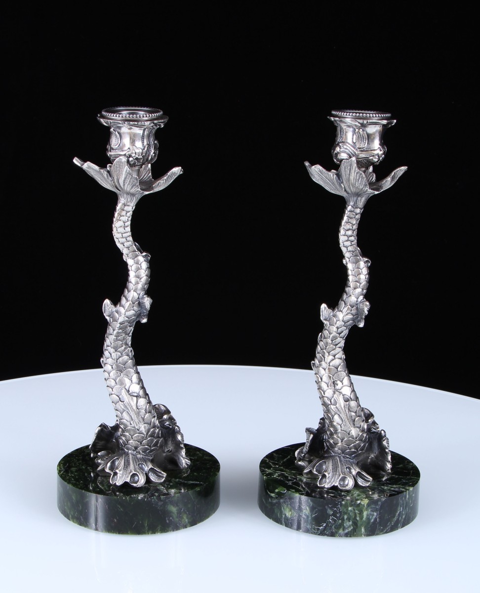 Paire de bougeoirs dauphins en bronze argenté du XVIIIe siècle sur socles en jade néphrite-photo-5