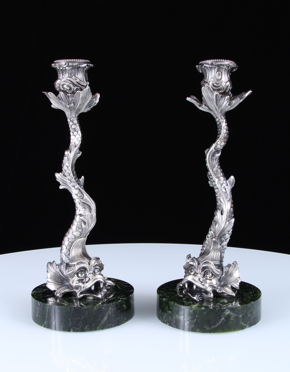 Paire de bougeoirs dauphins en bronze argenté du XVIIIe siècle sur socles en jade néphrite