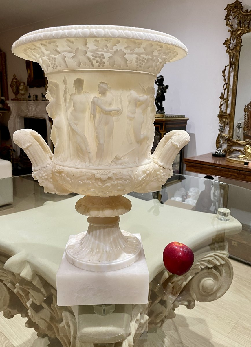 Grande Vase Borghese Italien en albâtre sculpté du XVIIIe siècle.-photo-2