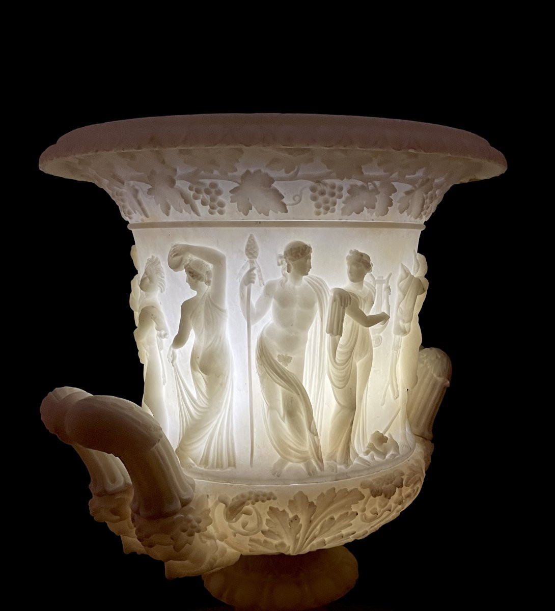 Grande Vase Borghese Italien en albâtre sculpté du XVIIIe siècle.-photo-3