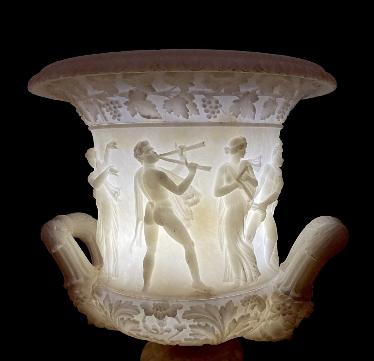 Grande Vase Borghese Italien en albâtre sculpté du XVIIIe siècle.-photo-2