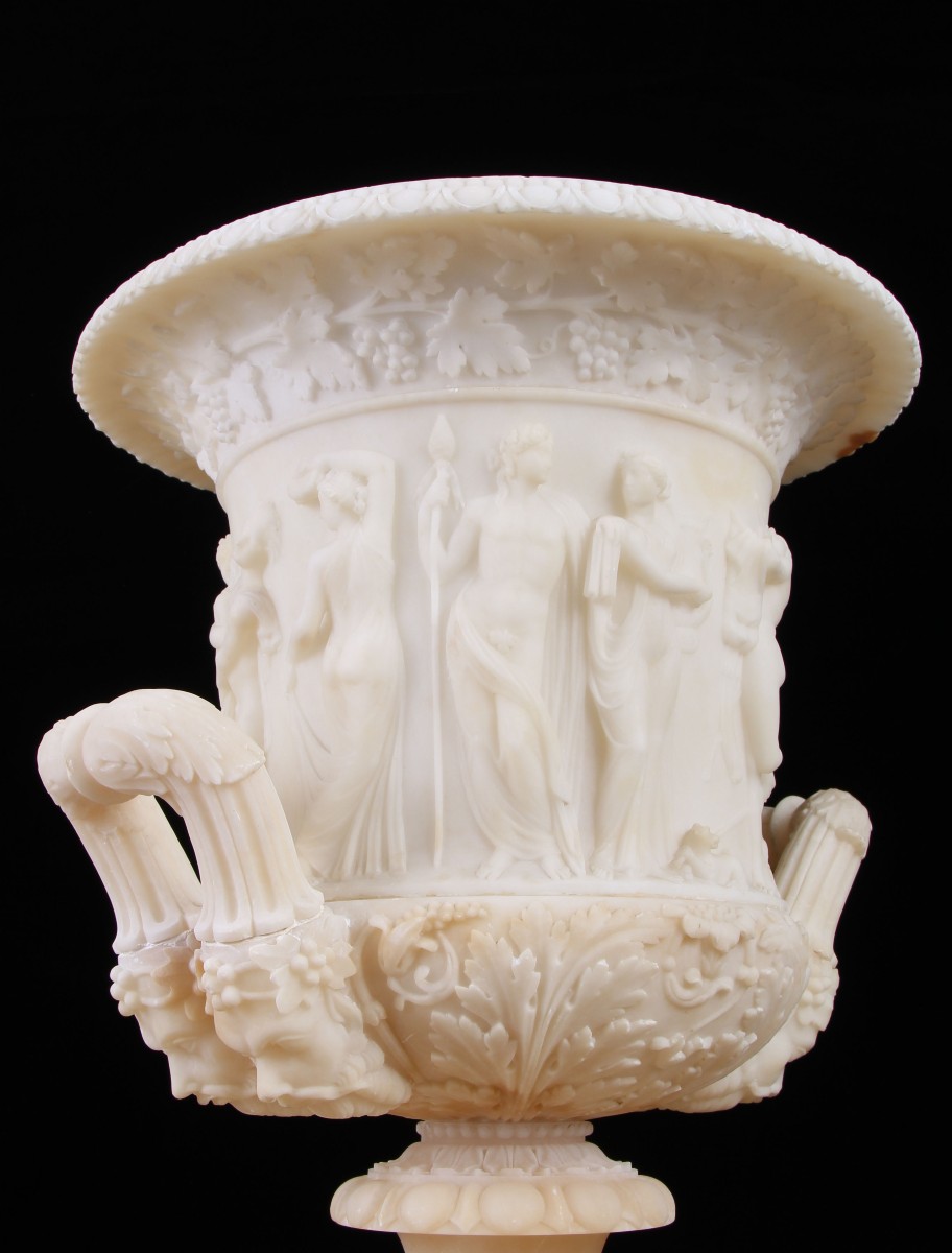 Grande Vase Borghese Italien en albâtre sculpté du XVIIIe siècle.-photo-3