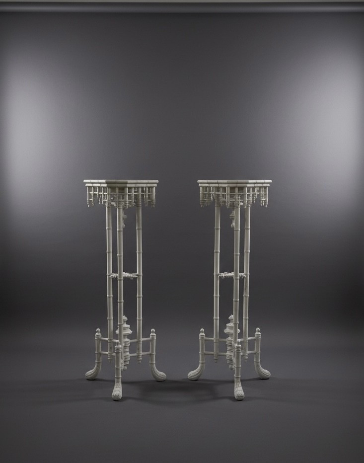 Paire de piédestaux de torchères chinoises en faux bambou, peints en gesso blanc, XIXe siècle