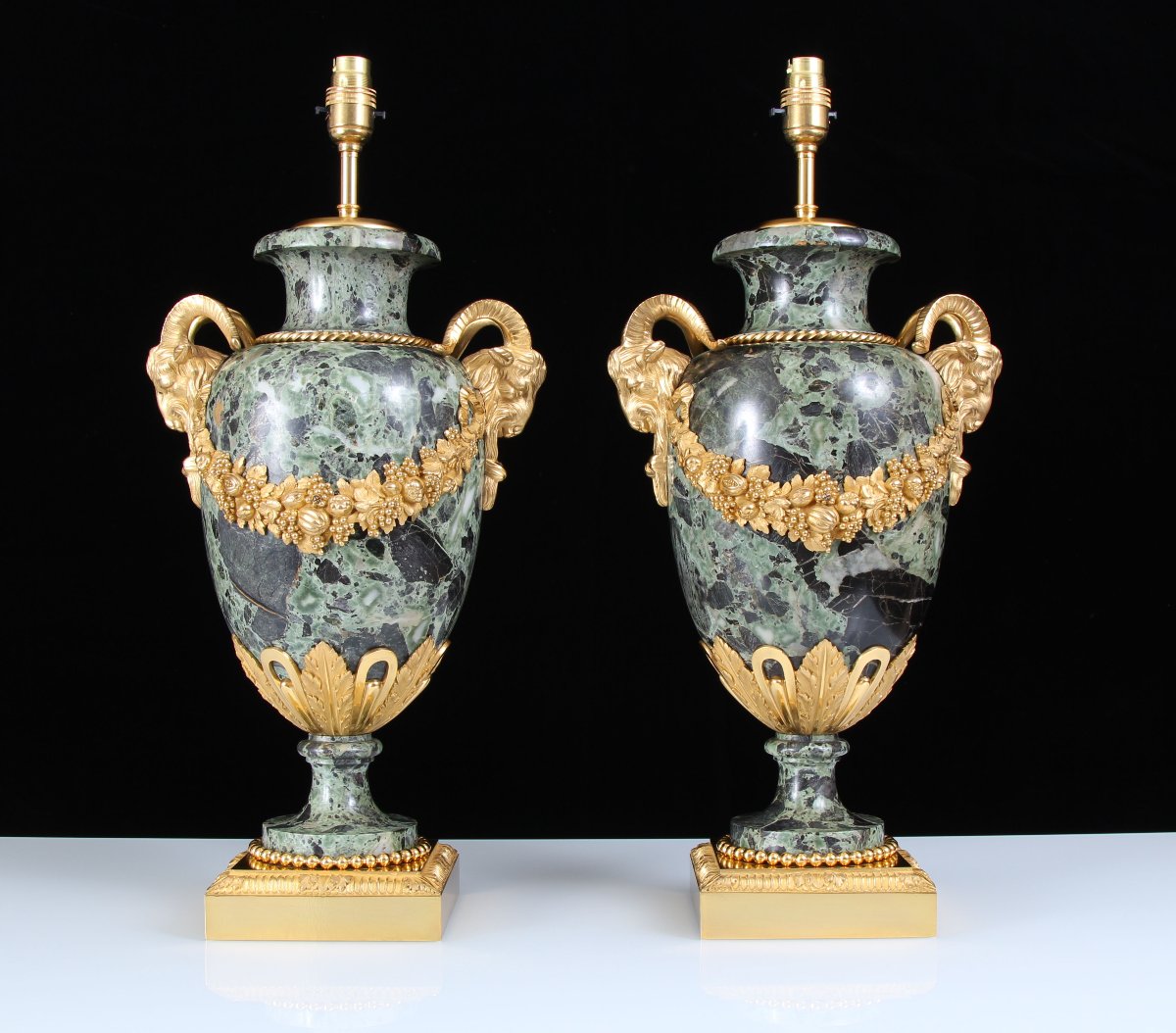 Grand Paire de lampes en marbre Verde Antico avec montures en bronze doré du XIXe siècle