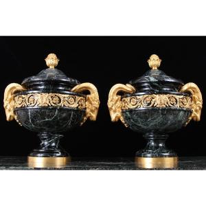 Grande paire de vases à couvercle en marbre Verde Tinos montés en bronze doré du XIX