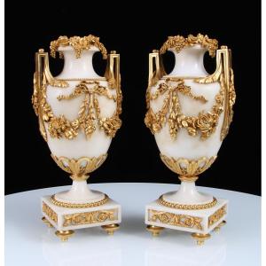 Paire de vases en marbre blanc, à monture en bronze doré, de style Louis XVI (XIXe siècle)