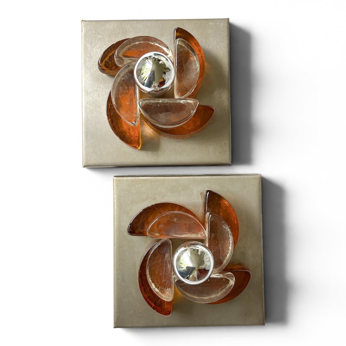 Paire d’appliques sculpturales en verre moulé et métal -photo-1