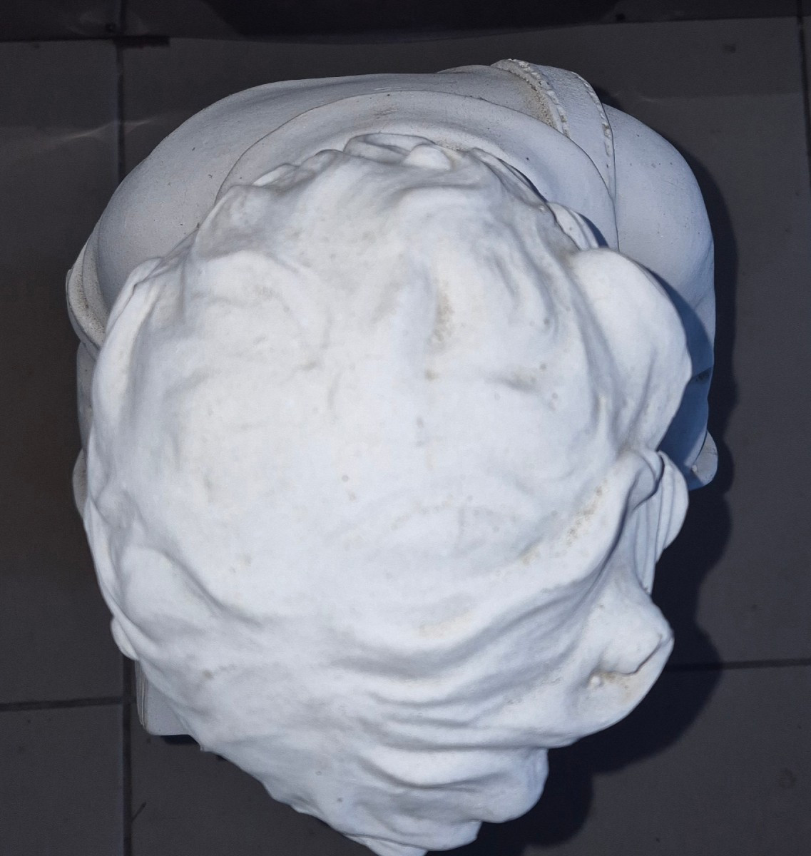 Statue en plâtre jeune garçon lisant-photo-1