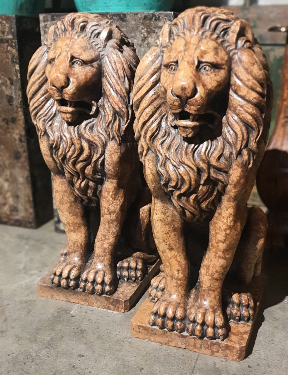 Paires de lions Marbre Breche Venitie 18/19eme Italie